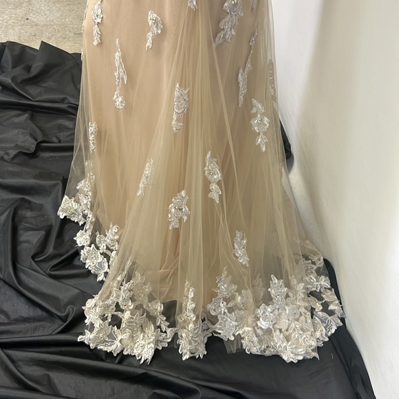 Ivonne D exclusively for Mon Cheri embroidery sleevelessV-neck wedding dress - Picture 5 of 17